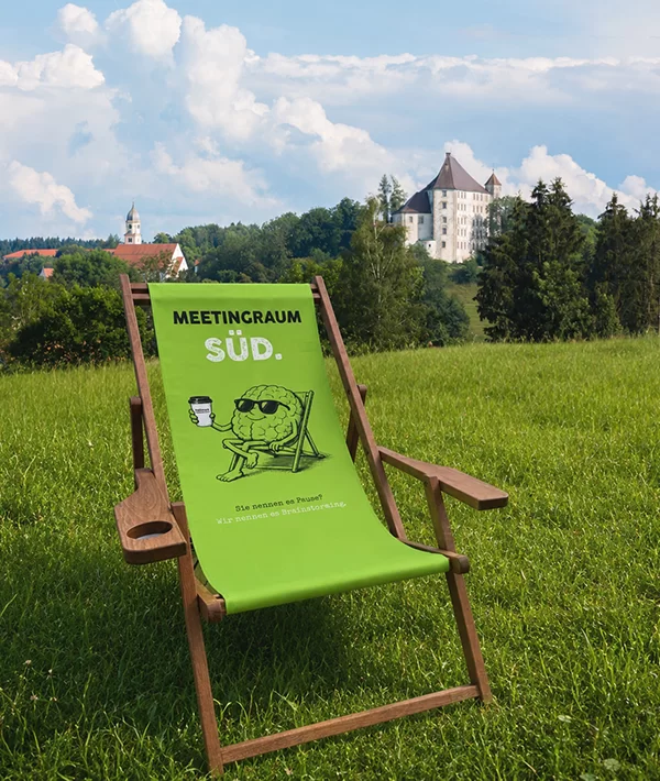 Liegestuhl auf der Wiese
